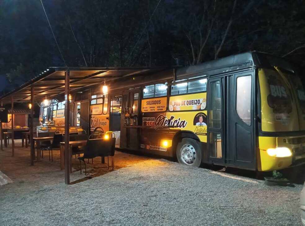 Ônibus-cafeteria: atração rondoniense serve grão cultivado no local com vista para a plantação
