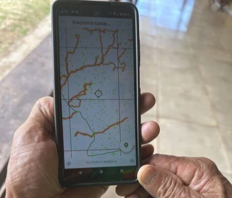 Extrativistas acessam mapa digital de trilhas de coleta de castanha-da-amazônia na palma da mão