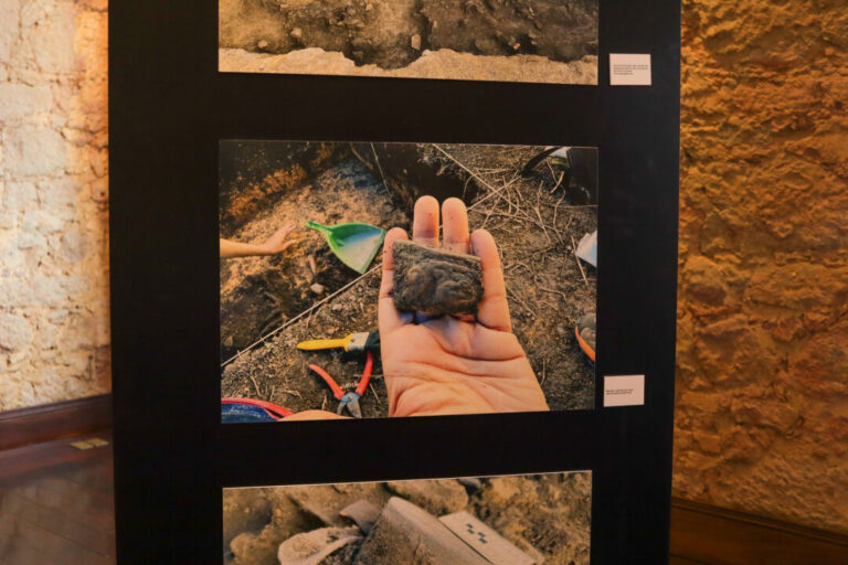 Exposição fotográfica exibe vestígios de 2.300 anos encontrados durante construção de parque em Manaus