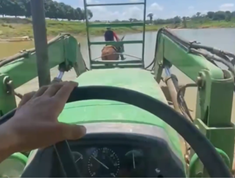 Caseiro de fazenda atravessa rio de trator durante estiagem intensa no Acre