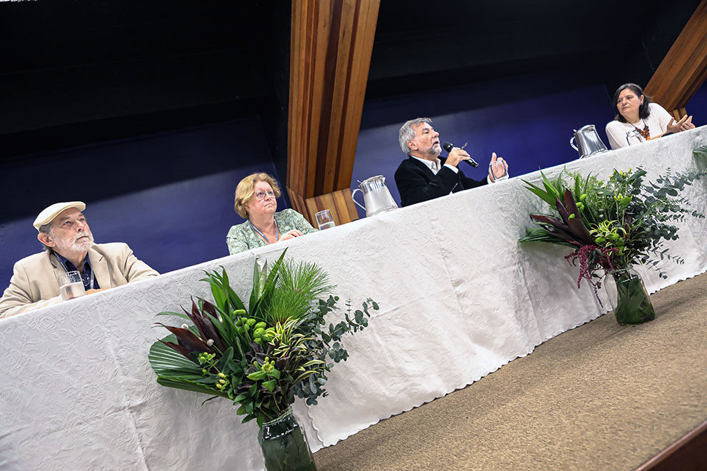 Mesa redonda sobre Desafios de habitar um planeta mais quente com os pesquisadores Thomas Michael Lewinsohn (à esquerda), Connie McManus (ao centro) e Paulo Artaxo (à direita)