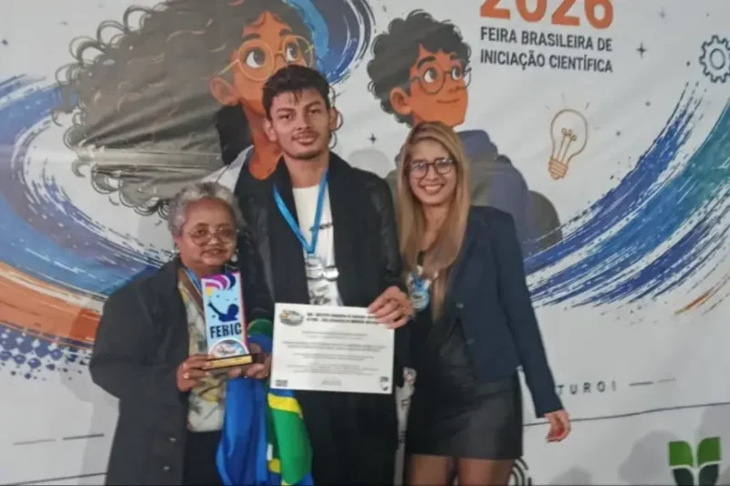 Estudante do Amapá vence feira nacional com pesquisa sobre tráfico humano em Oiapoque