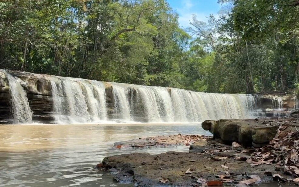 Água de cachoeira no Amazonas muda de cor e fiscalização apura possível dano ambiental