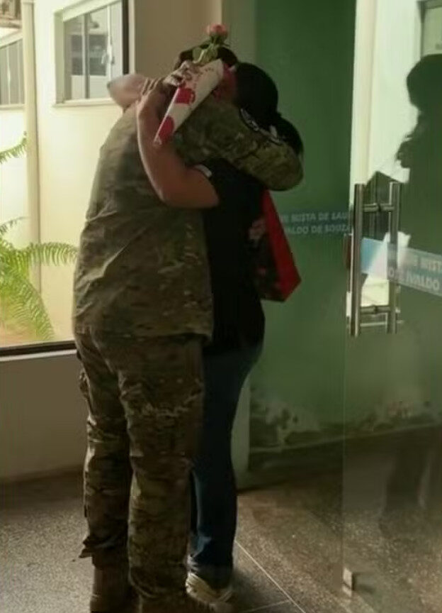 Após 6 meses na Guerra da Ucrânia, brasileiro volta e surpreende esposa em hospital de RO: 'Fiquei em choque'