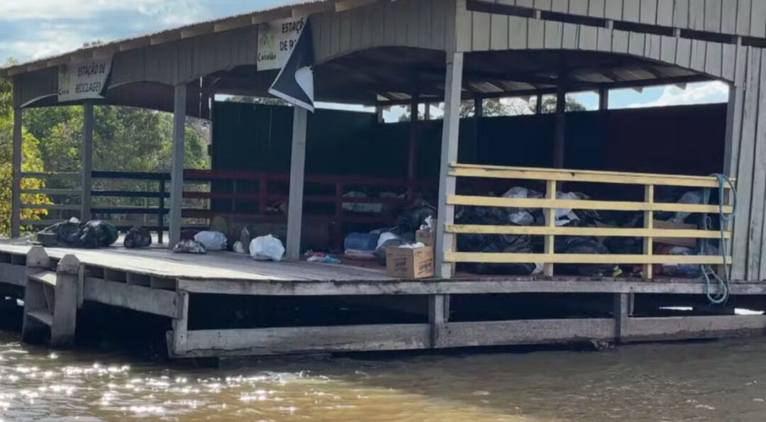 Moradores da comunidade Catalão, em Manaus, montaram lixeira coletiva para evitar poluição no rio. — Foto: Rede Amazônica