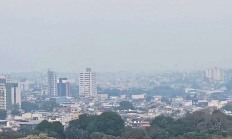 Fumaça de queimadas voltam encobrir céu de Manaus e qualidade do ar chega a nível ‘muito ruim’
