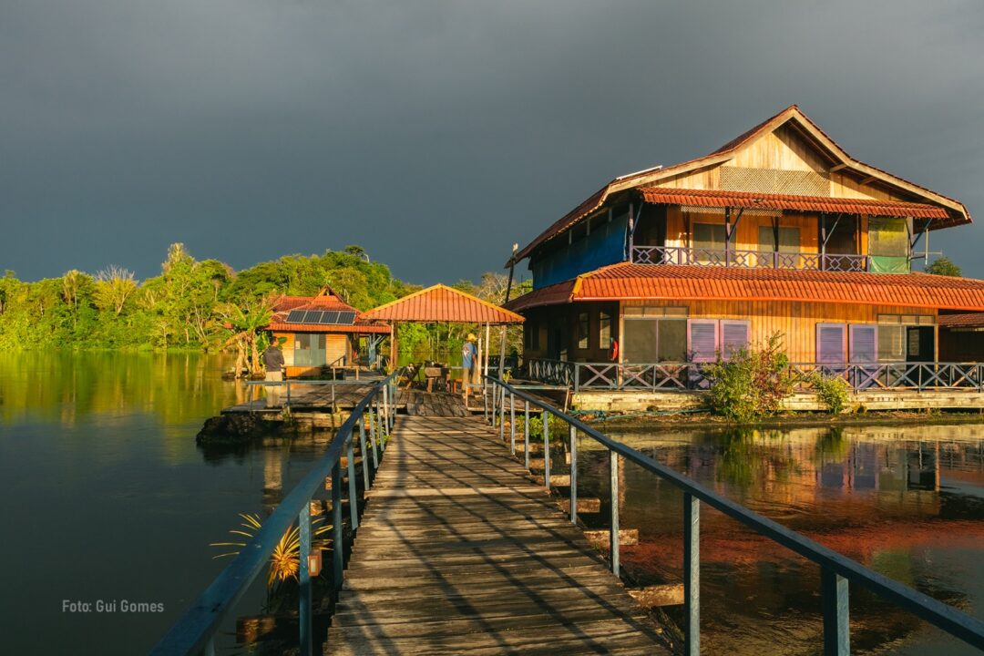 Pousada flutuante com reconhecimento internacional une comunidades tradicionais, ciência e turismo na Amazônia 