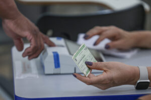 Brasília (DF), 25/10/2026 - Eleitores comparecem às seções eleitorais na manhã deste domingo para participar do segundo turno das Eleições 2026. As imagens mostram o momento da votação nas salas onde estão instaladas as urnas eletrônicas.