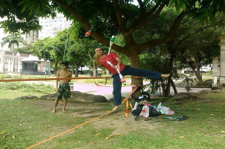 Pesquisador e malabarista Yure Martins reuniu registros fotográficos sobre a arte circense na rua da cidade paraense e transformou material em dissertação defendida na Universidade Federal do Pará (UFPA).