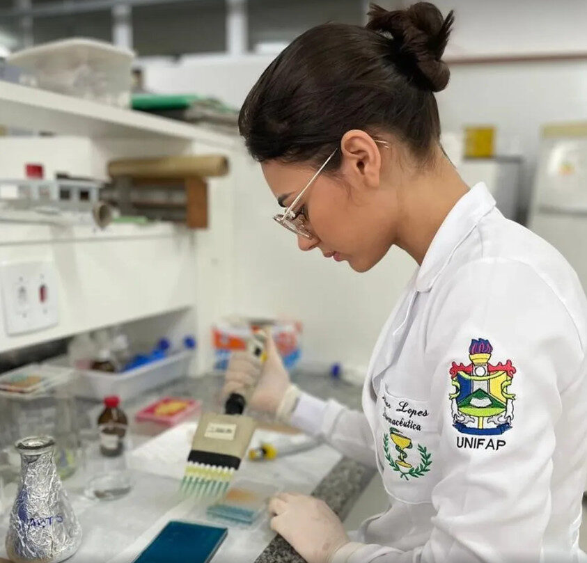 Aline Lopes, estudante de doutorado no Amapá, integra a participação feminina na produção científica na região Norte do Brasil. Foto: Arquivo pessoal/Aline Lopes