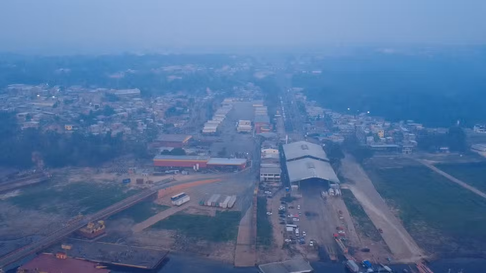 Fumaça encobre o porto do Ceasa em Manaus. Foto: Alexandro Pereira/Rede Amazônica
