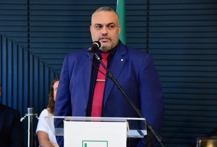 O texto proíbe a cobrança de taxa, tarifa, pedágio, ingresso ou qualquer contraprestação em dinheiro para entrar, circular ou permanecer nesses locais.
Fonte: Agência Câmara de Notícias