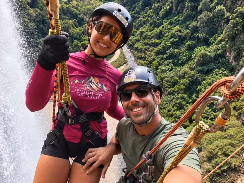 Casal que viaja em casa sobre rodas chega ao Acre para conhecer tradições locais.