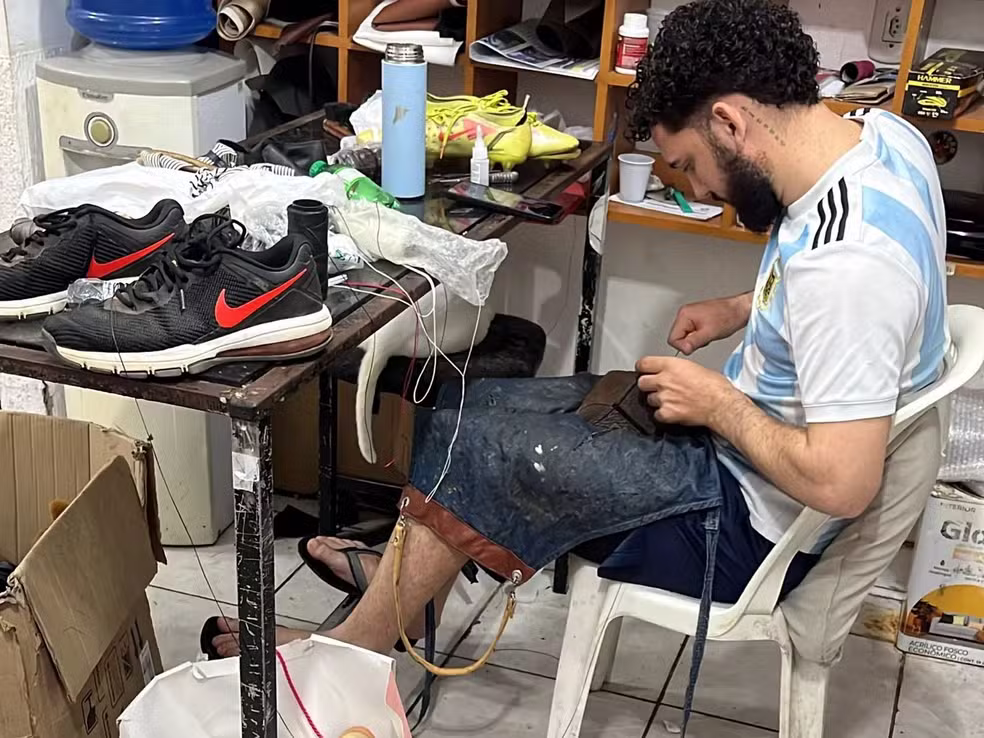 Sapateiro resiste ao tempo e mantém viva a arte do trabalho manual há mais 30 anos no Acre